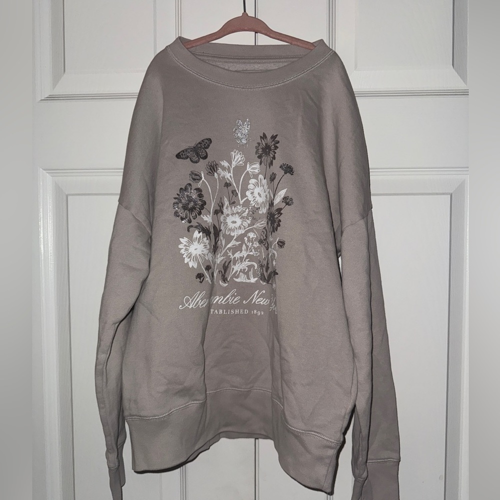 Abercrombie & Fitch Gray Crewneck Sweater with Graphic Design kids size 11-12
